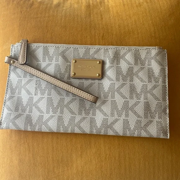 michael kors nude wristlet